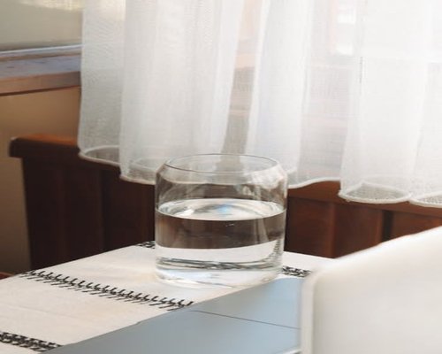 Vaso de agua fresca en un escritorio